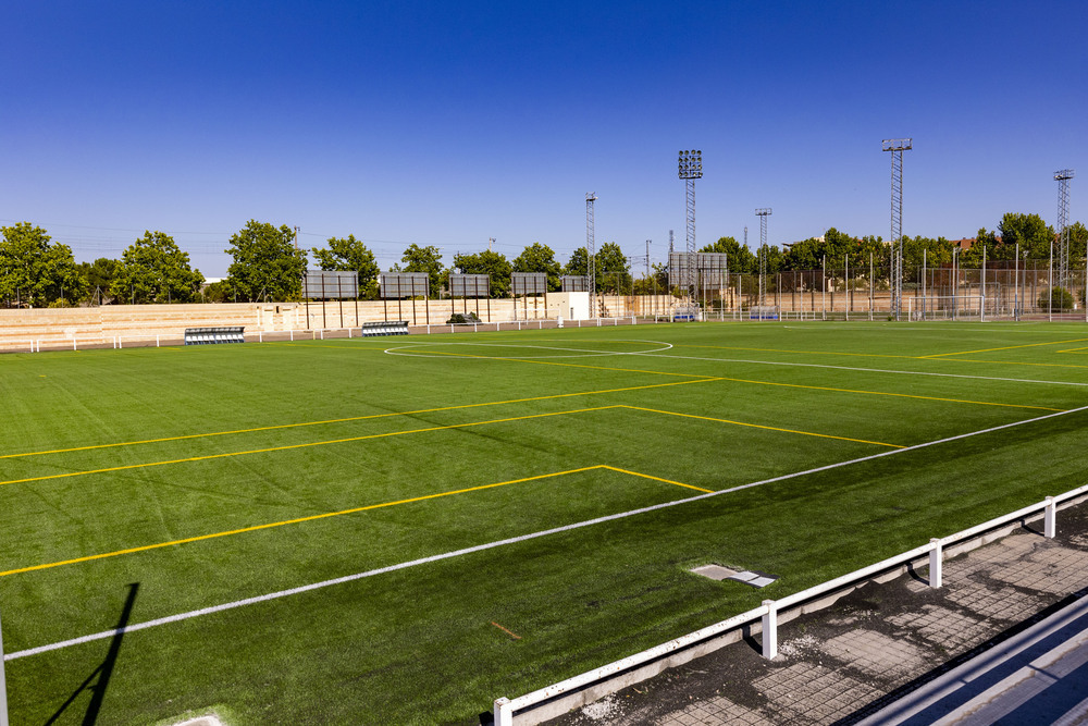 Nueva superficie de césped artificial en el campo  3 del Polideportivo Juan Carlos I.