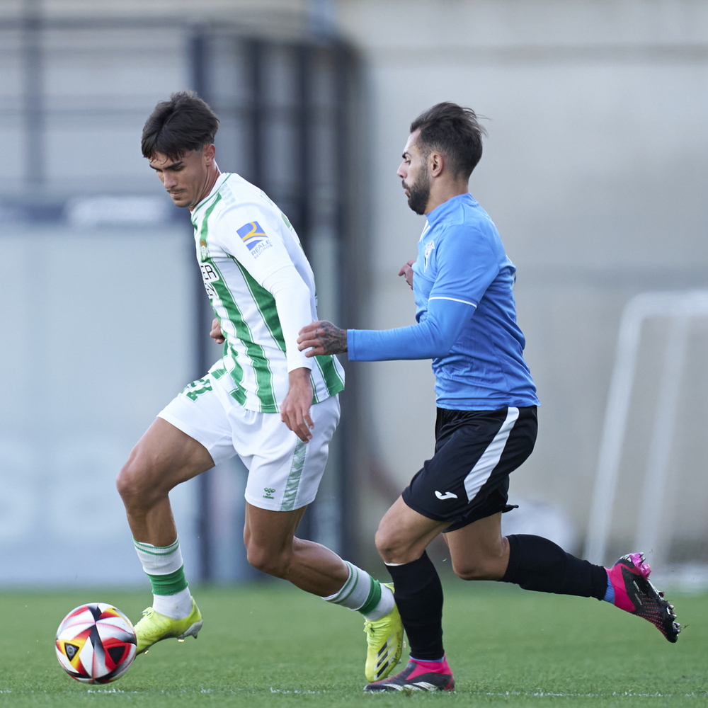 Verdú, autor del gol del Manchego, presiona a un rival.