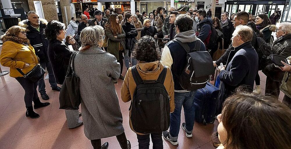 Esperas en la estación por los retrasos de los Avant.