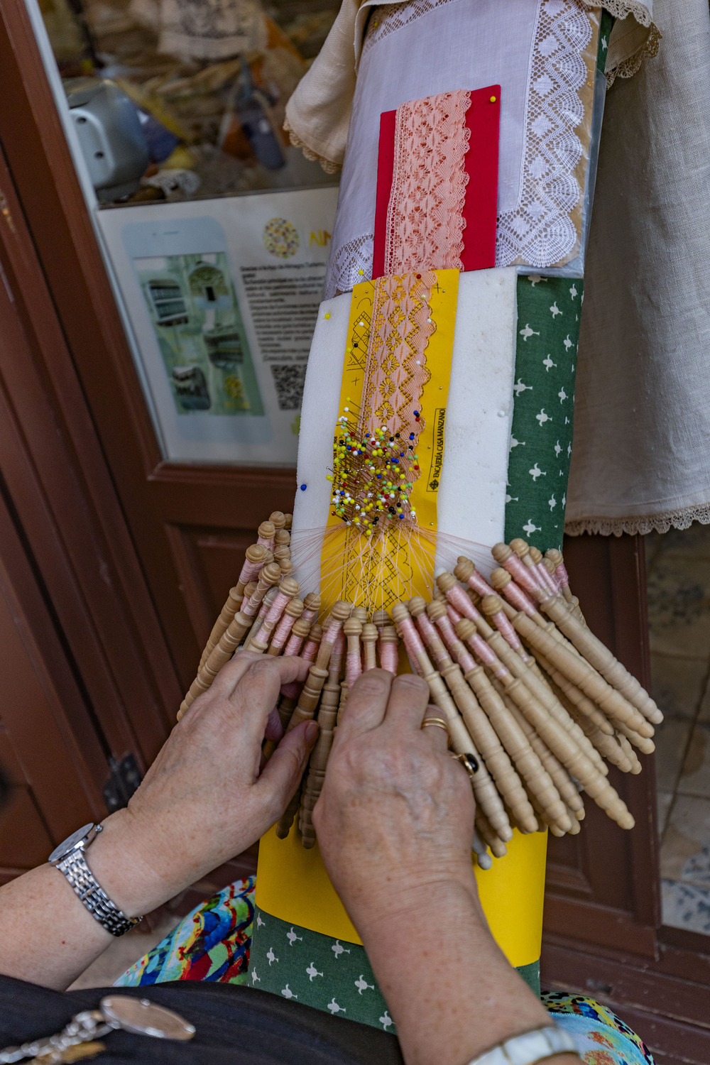 encaje de bolillos en almagro  / RUEDA VILLAVERDE