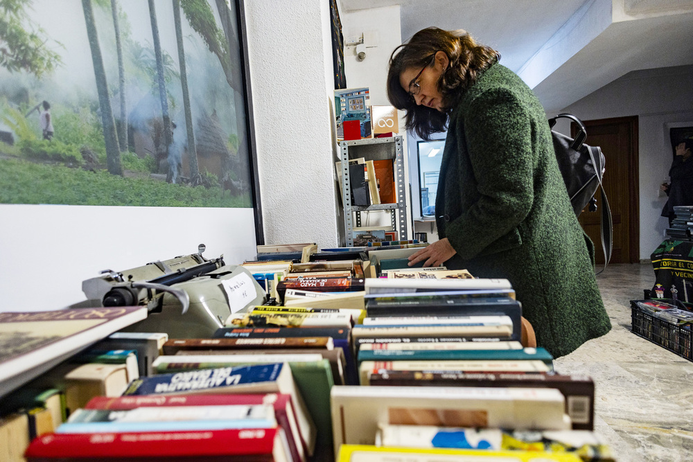 Una persona observa la sección de libros del mercadillo de Solman.