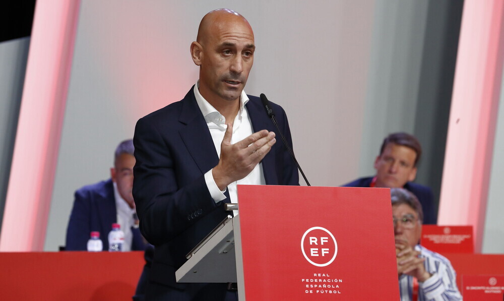 El presidente de la Real Federación Española de Fútbol (RFEF), Luis Rubiales, en una rueda de prensa en la Asamblea General Extraordinaria.