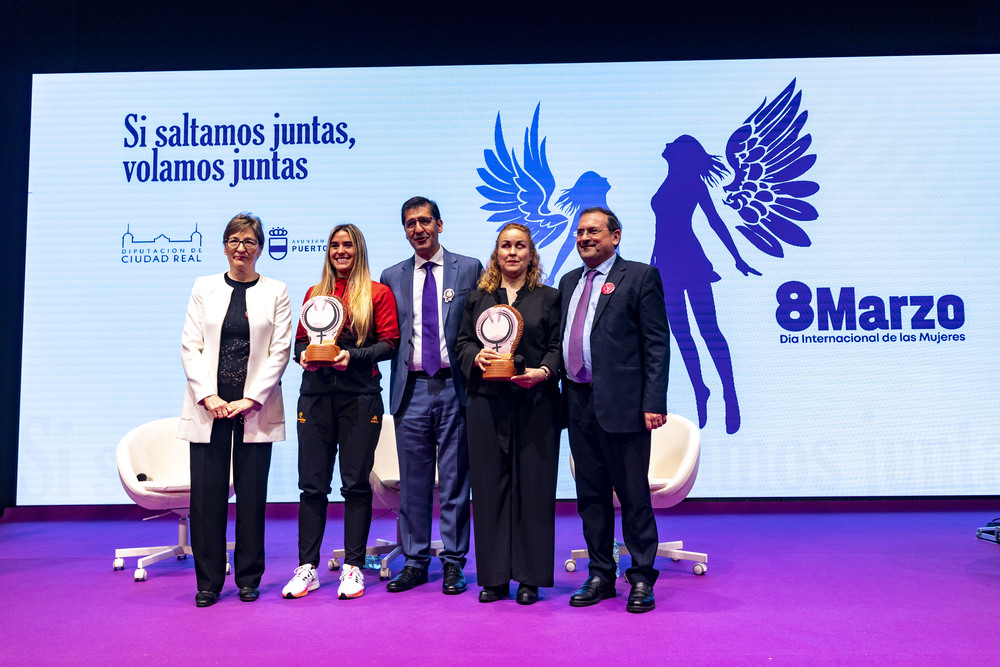 La Diputación celebra en Puertollano el Día de la Mujer, y entrega los premios de igualdad a Marta Francés Gómez y Criatina Ruiz Paredes que és ciega y profesora de piano  / RUEDA VILLAVERDE