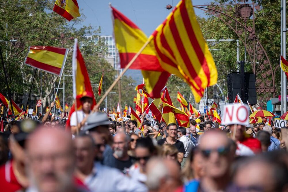 Miles De Personas Se Manifiestan En Barcelona Contra La Amnistía La