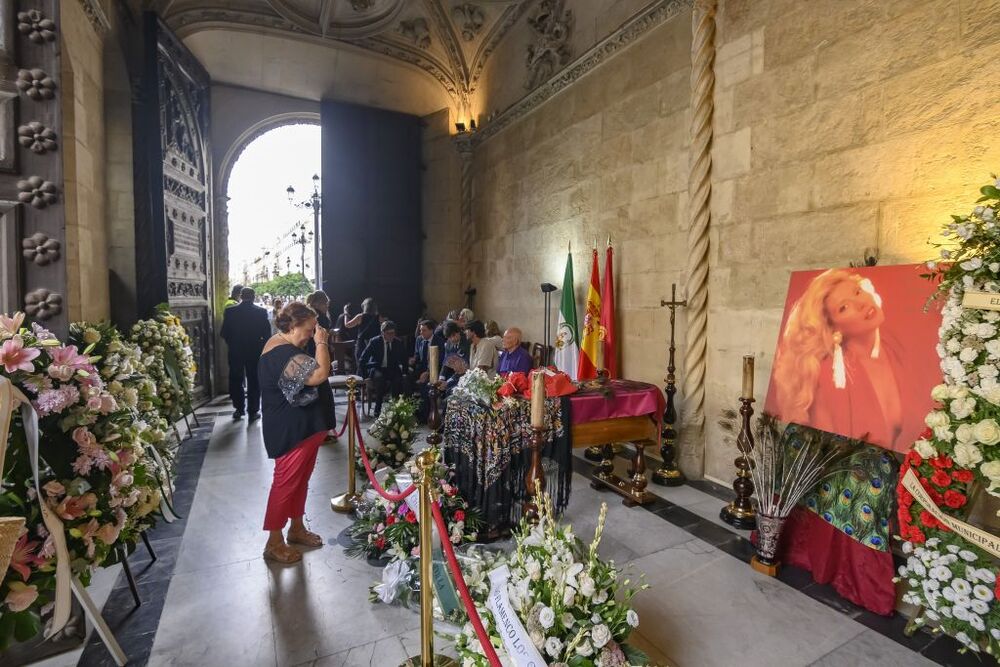 Capilla ardiente de María Jiménez en el Ayuntamiento de Sevilla  / RAÚL CARO