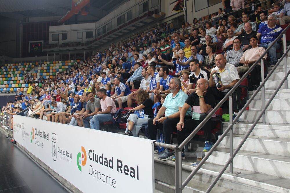 Aficionados, en las gradas del Quijote Arena.