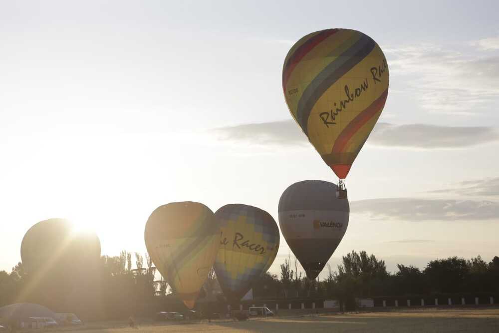 Momento del despegue de varios de los globos.