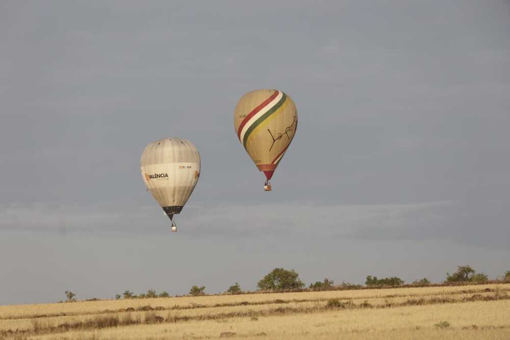 Dos de los globos inician el primer vuelo del día.