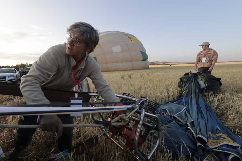 María Luisa Cabañero prepara su globo.