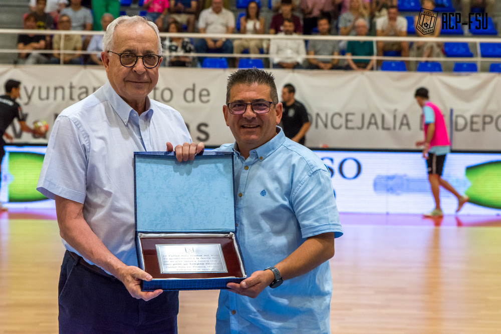 El club hizo entrega de una placa de agradecimiento a la familia Solís.  