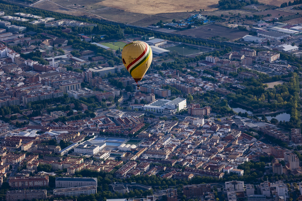 Viaje en globo, vistas génericas del ciudad real, tren ave, placas solares, campeonato de españa de globo