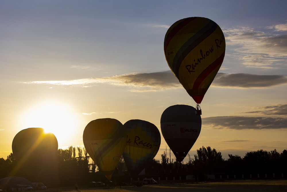 Viaje en globo, vistas génericas del ciudad real, tren ave, placas solares, campeonato de españa de globo  / RUEDA VILLAVERDE