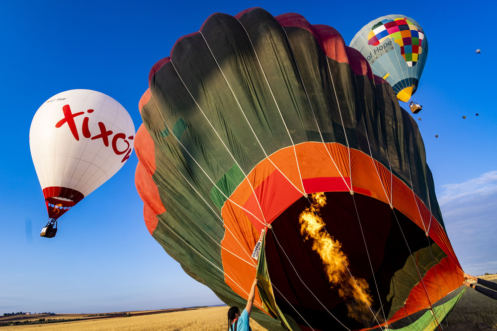 Viaje en globo, vistas génericas del ciudad real, tren ave, placas solares, campeonato de españa de globo  / RUEDA VILLAVERDE