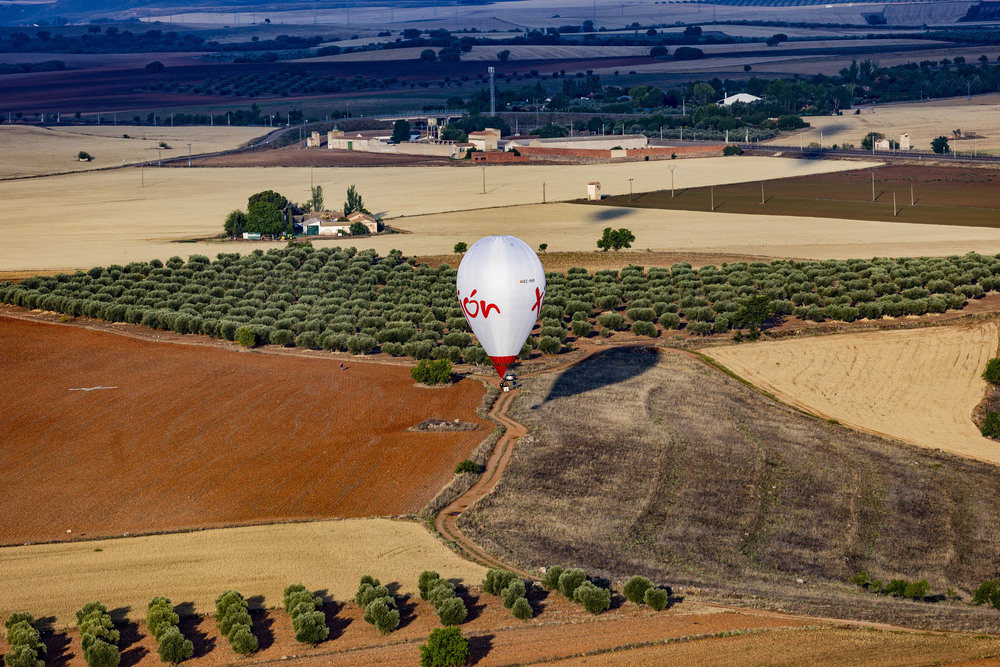 Viaje en globo, vistas génericas del ciudad real, tren ave, placas solares, campeonato de españa de globo  / RUEDA VILLAVERDE