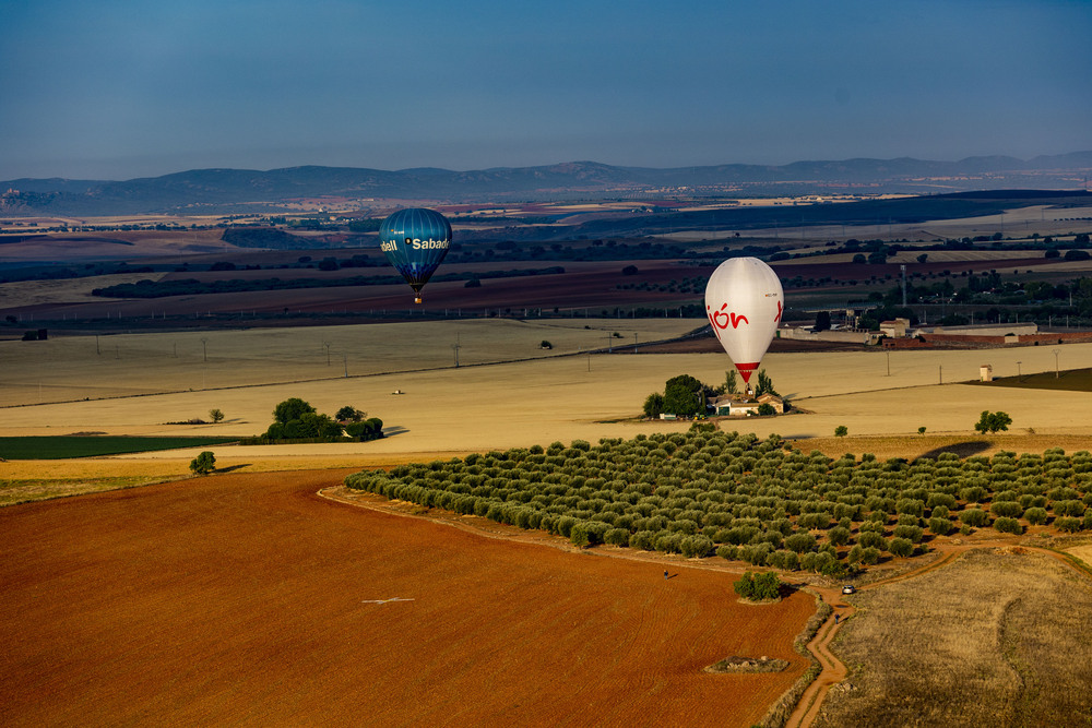 Viaje en globo, vistas génericas del ciudad real, tren ave, placas solares, campeonato de españa de globo  / RUEDA VILLAVERDE