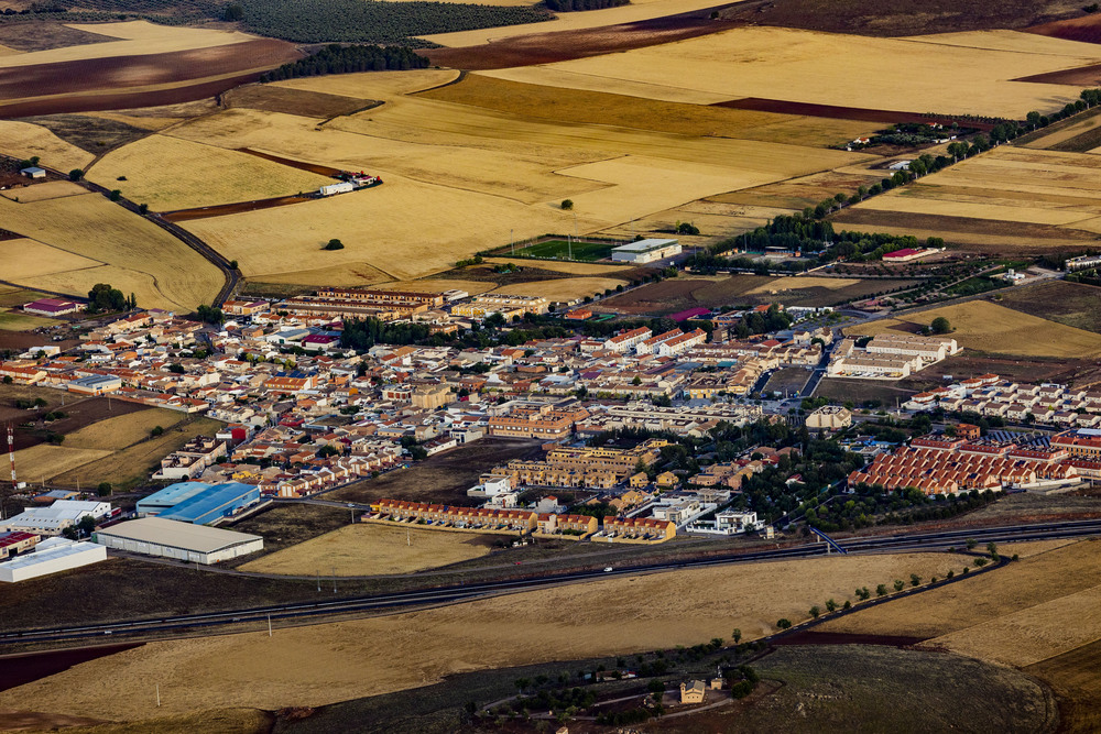 Viaje en globo, vistas génericas del ciudad real, tren ave, placas solares, campeonato de españa de globo  / RUEDA VILLAVERDE