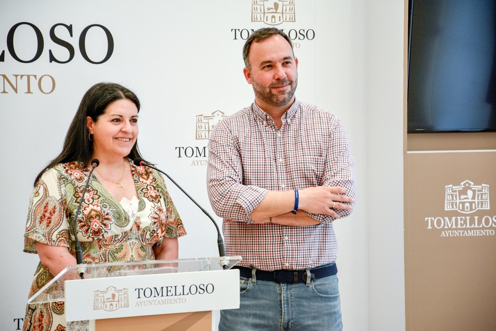 El alcalde de Tomelloso y la concejala de Cultura durante la rueda de prensa. 