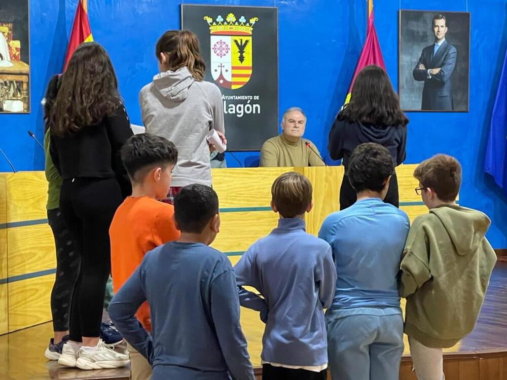 Democracia escolar en el salón de plenos de Malagón