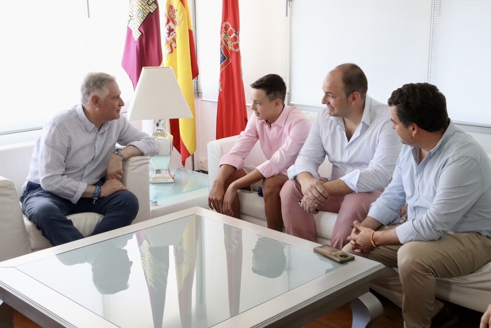 Alberto Madrid recibe la felicitación del alcalde