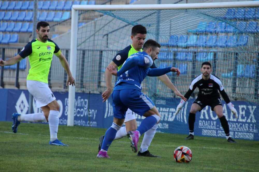 Pimentel, con el balón, fue el autor del primer gol del partido.