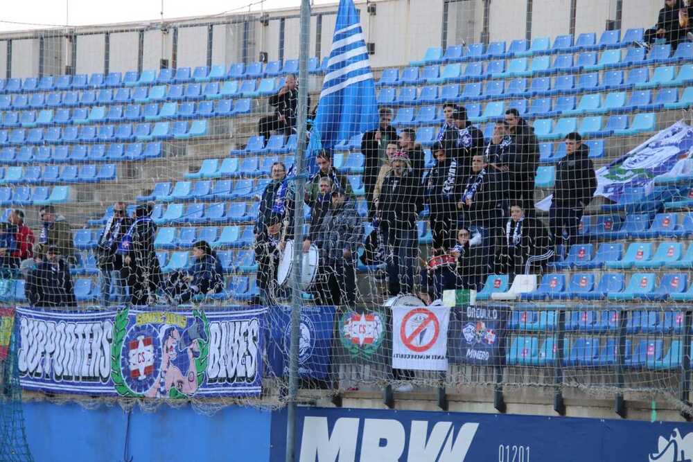 Los aficionados apoyaron a su equipo, pese al frío.