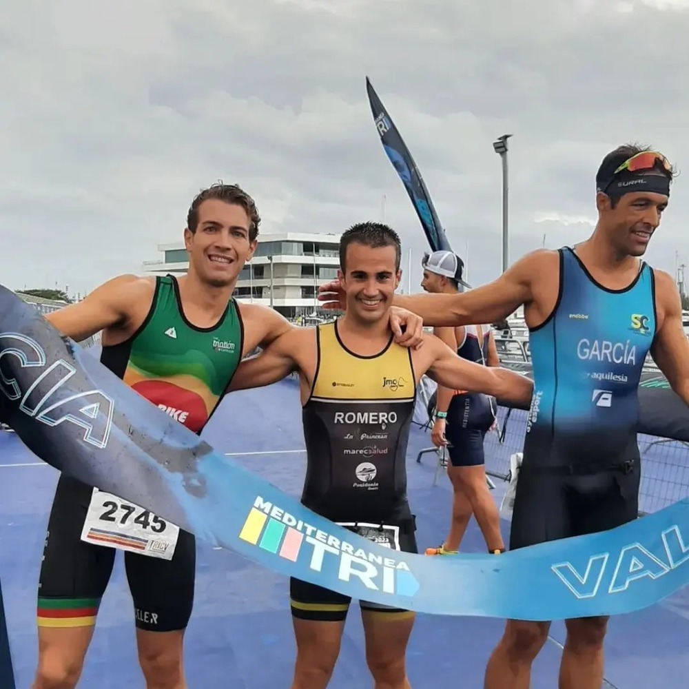 Francisco Ruiz Romero (en el centro), ganador de la distancia olímpica.
