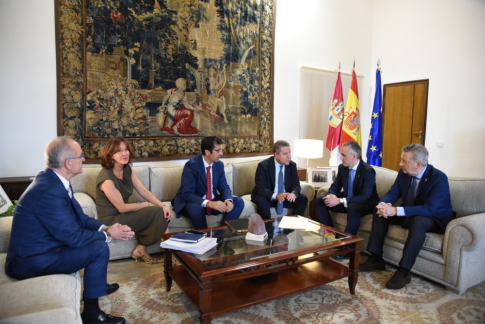 Reunión mantenida en Toledo entre el presidente del Gobierno de Castilla-La Mancha y el alcalde de Puertollano