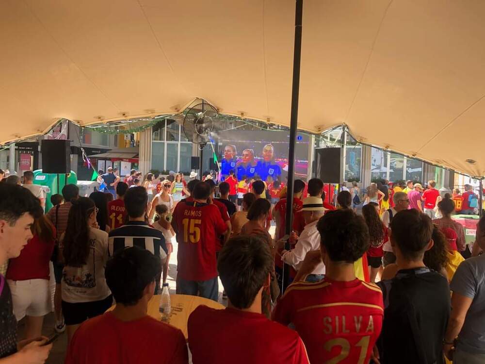 700 vecinos disfrutan de la victoria del Mundial en la plaza