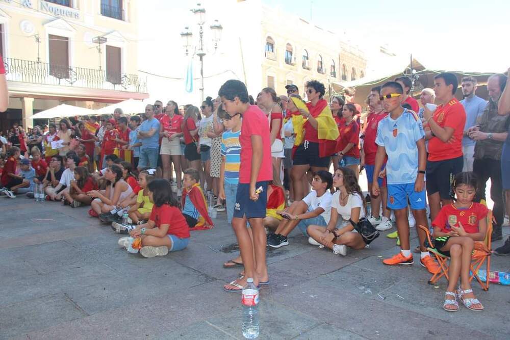 700 vecinos disfrutan de la victoria del Mundial en la plaza