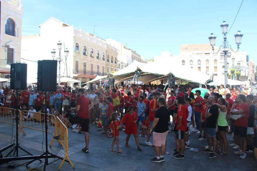 700 vecinos disfrutan de la victoria del Mundial en la plaza