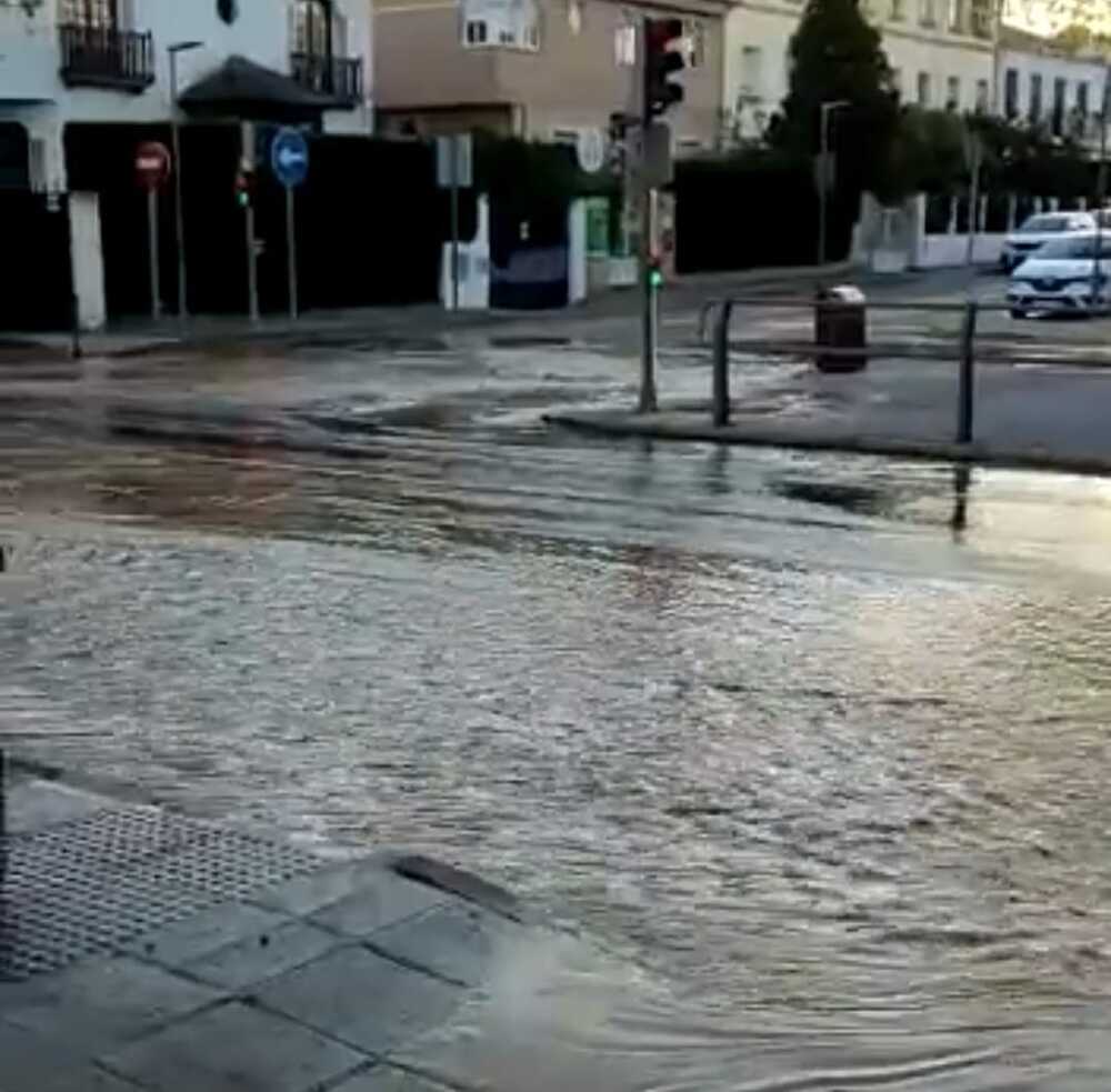 La rotura de una tubería deja pérdida de agua junto al Gasset