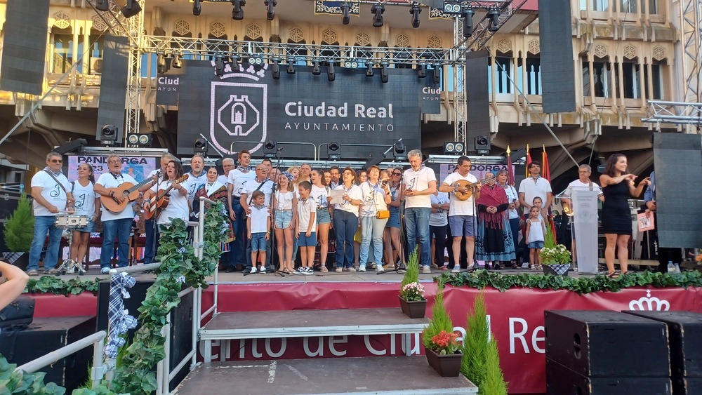 Amigos de Javier Segovia, durante la interpretación del Himno de la Pandorga.