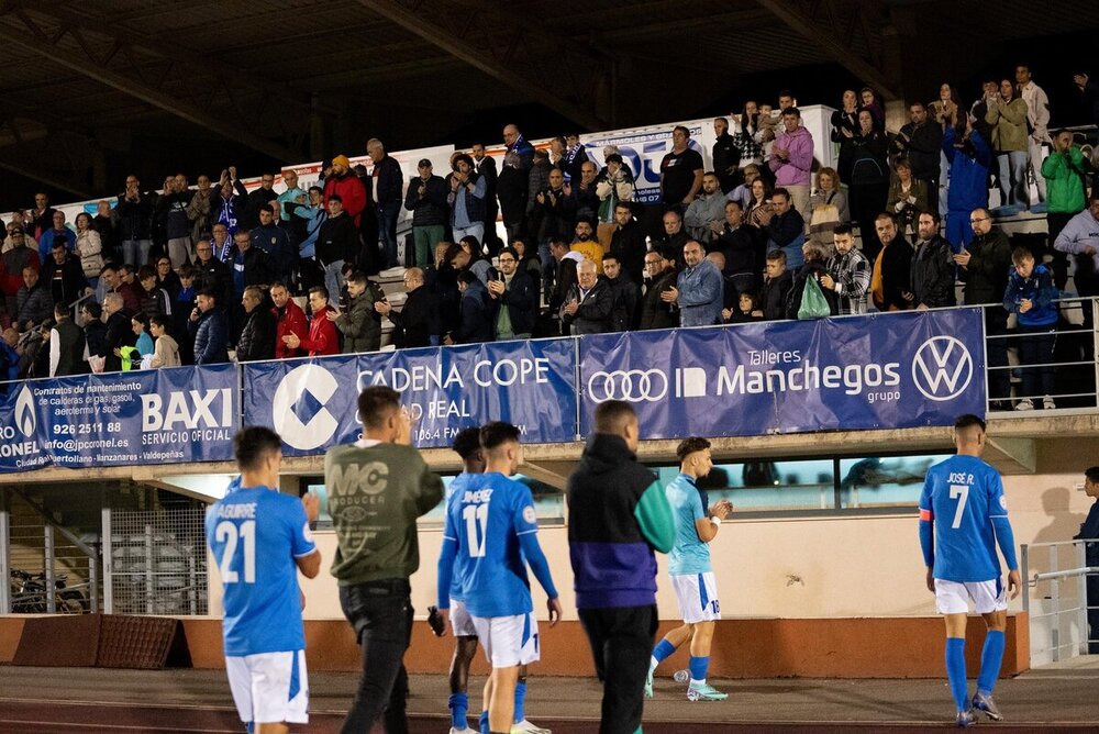 Los jugadores del Manchego se despiden de sus aficionados.