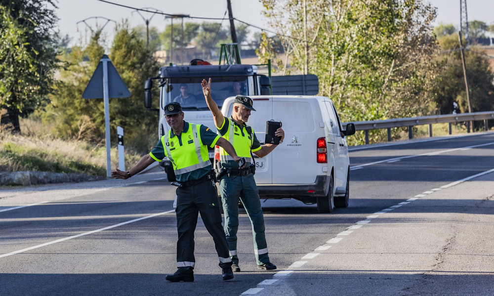 Dos agentes de la Guardia Civil, en el control de Peralvillo.