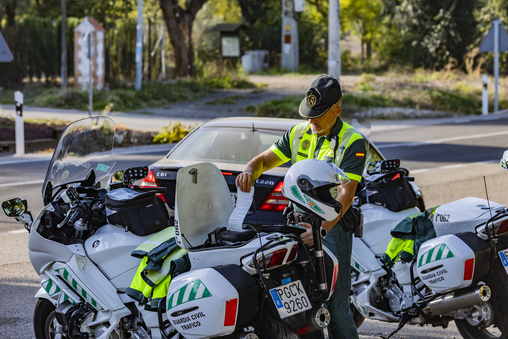 Un agente de la Guardia Civil imprime una de las sanciones impuestas en el control.