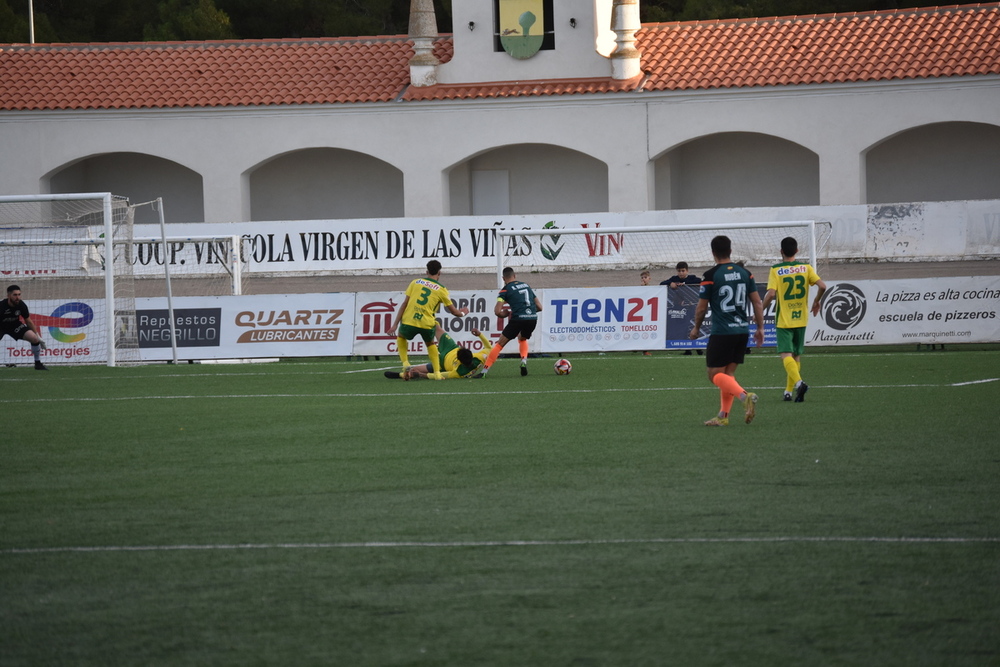 Rubén Rivera (7) controla en el área el balón para dejar a Raúl Godoy para hacer el primer gol.