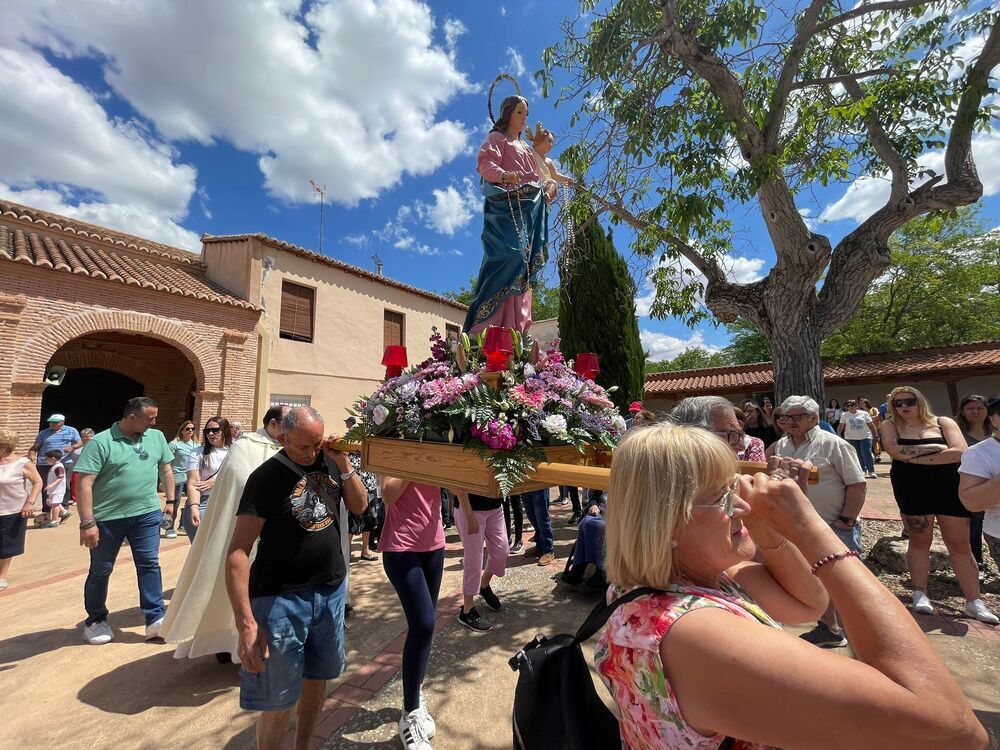 Cientos de fieles acompañan a la Virgen en procesión 