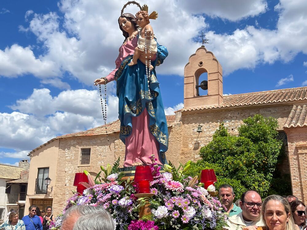 Cientos de fieles acompañan a la Virgen en procesión 