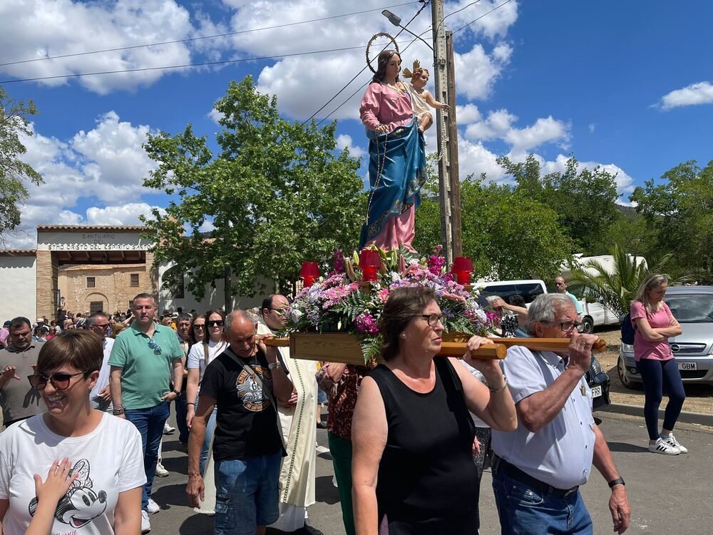 Cientos de fieles acompañan a la Virgen en procesión 