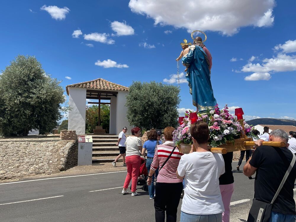 Cientos de fieles acompañan a la Virgen en procesión 