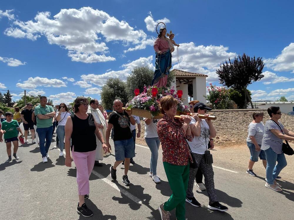 Cientos de fieles acompañan a la Virgen en procesión 