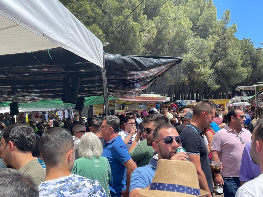 Cientos de fieles acompañan a la Virgen en procesión 