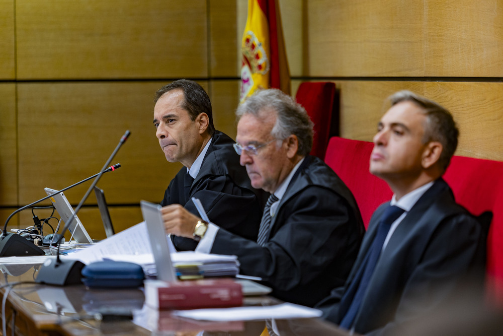 El fiscal y los abogados de la acusación particular atienden el testimonio de los acusados.