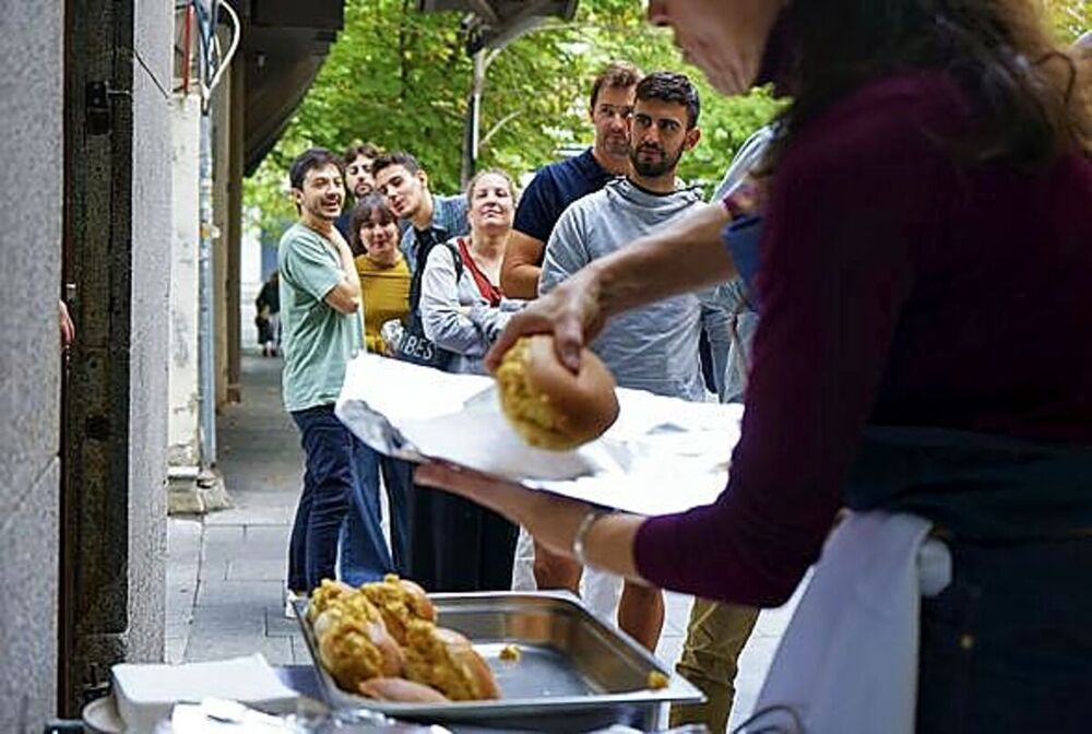 El restaurante vascofrancés acumula largas colas de interesados desde primera hora de la mañana.