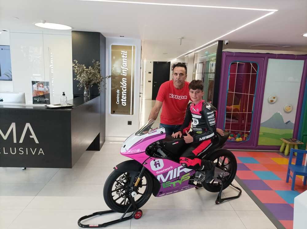 Alonso García, con su nueva moto en la visita a sus patrocinadores.