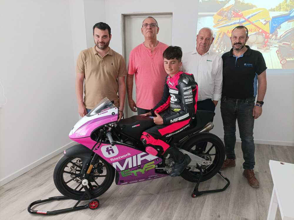 Alonso García, con su nueva moto en la visita a sus patrocinadores.