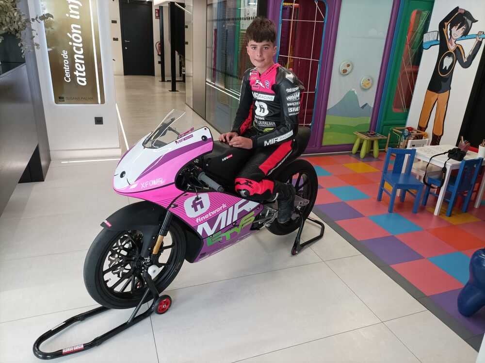 Alonso García, con su nueva moto en la visita a sus patrocinadores.