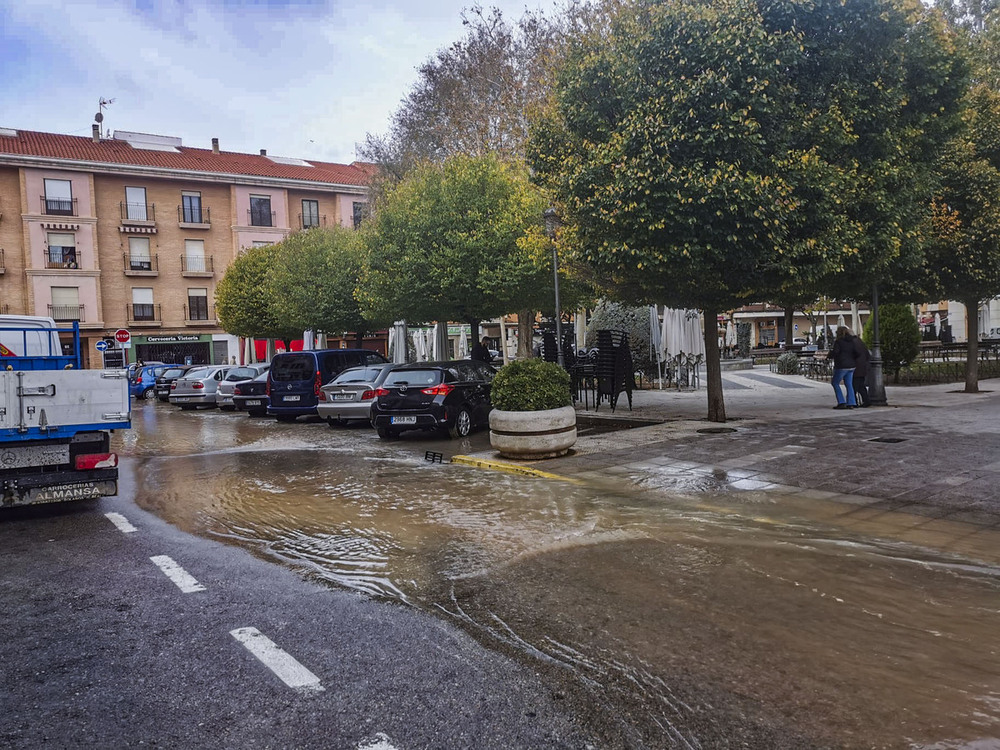 Se rompe por segunda vez en un día una tubería en El Perchel