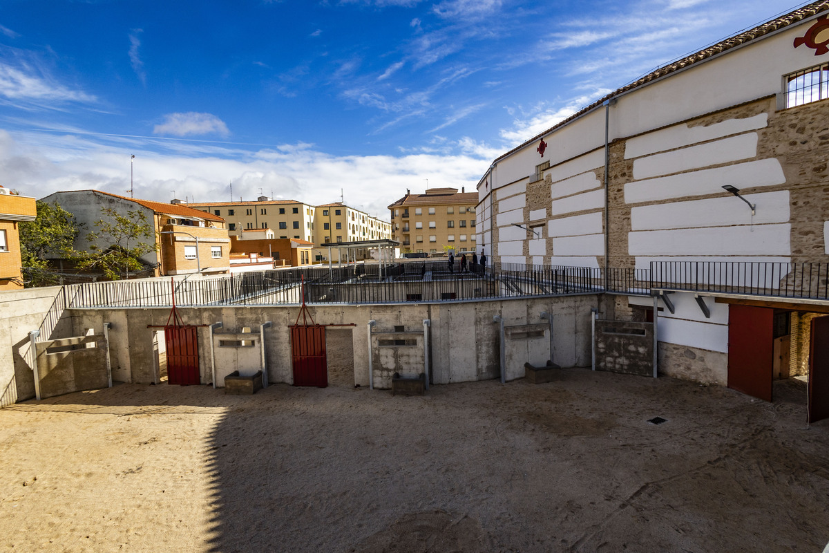 Plaza de toros de ciudad real, yça terminada, Francisco Cañizares, visita la Plaza de Toros de Ciuad real, ya finalizada, aspecto de como ha quedado la Plaza de toros  / RUEDA VILLAVERDE