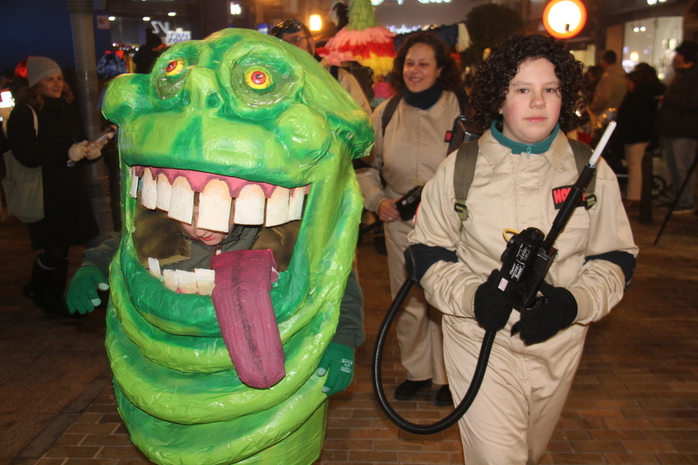 El desfile de máscaras inunda las calles de color y humor